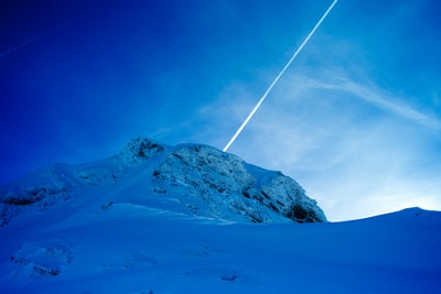 白昼雪峰